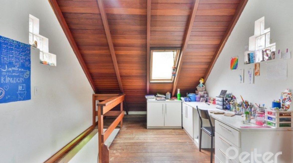 Casa em Condomínio à venda com 220m², 5 dormitórios, 2 suítes, 2 vagas, no bairro Ipanema em Porto Alegre