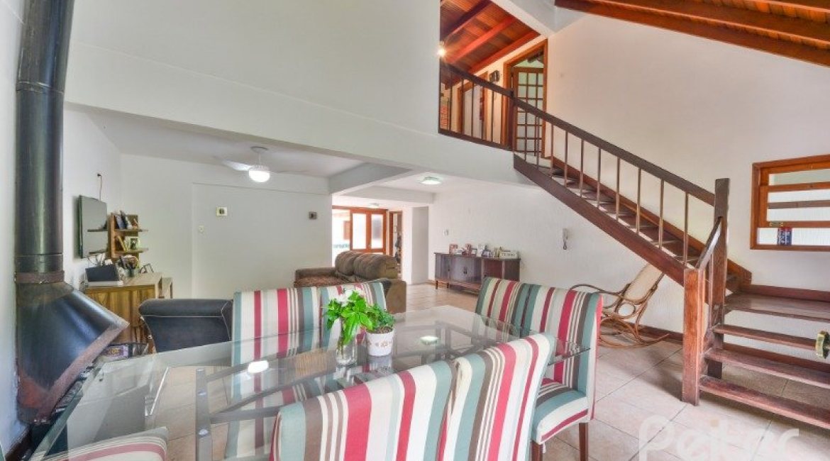 Casa em Condomínio à venda com 220m², 5 dormitórios, 2 suítes, 2 vagas, no bairro Ipanema em Porto Alegre
