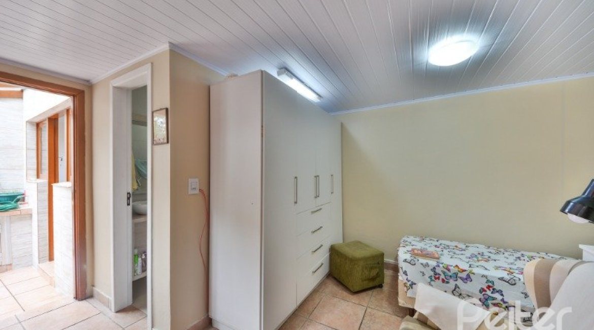 Casa em Condomínio à venda com 220m², 5 dormitórios, 2 suítes, 2 vagas, no bairro Ipanema em Porto Alegre