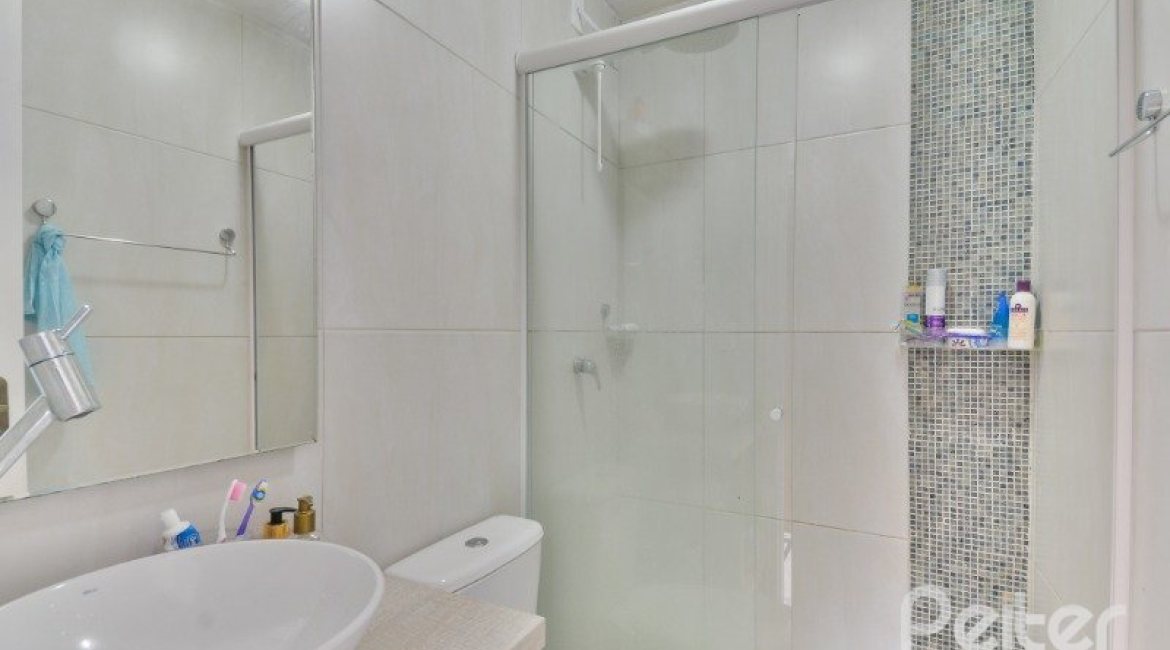 Casa em Condomínio à venda com 220m², 5 dormitórios, 2 suítes, 2 vagas, no bairro Ipanema em Porto Alegre