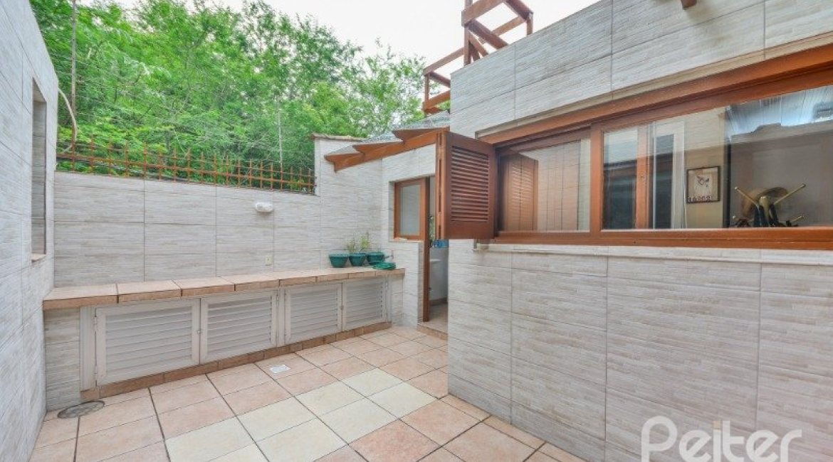 Casa em Condomínio à venda com 220m², 5 dormitórios, 2 suítes, 2 vagas, no bairro Ipanema em Porto Alegre