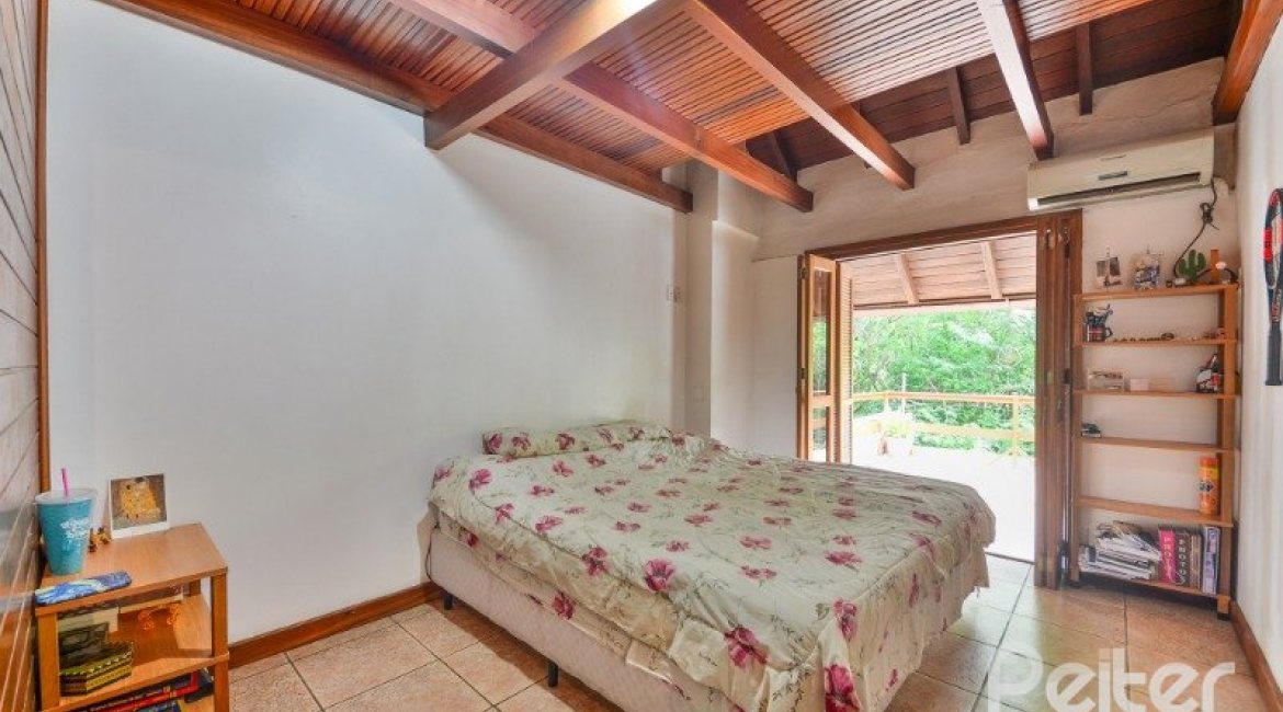 Casa em Condomínio à venda com 220m², 5 dormitórios, 2 suítes, 2 vagas, no bairro Ipanema em Porto Alegre