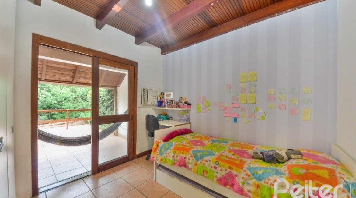 Casa em Condomínio à venda com 220m², 5 dormitórios, 2 suítes, 2 vagas, no bairro Ipanema em Porto Alegre