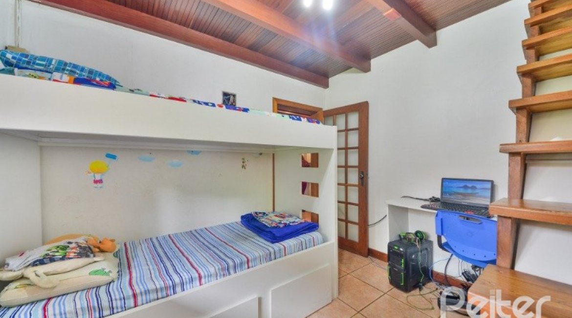 Casa em Condomínio à venda com 220m², 5 dormitórios, 2 suítes, 2 vagas, no bairro Ipanema em Porto Alegre