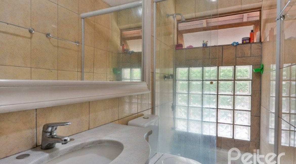 Casa em Condomínio à venda com 220m², 5 dormitórios, 2 suítes, 2 vagas, no bairro Ipanema em Porto Alegre