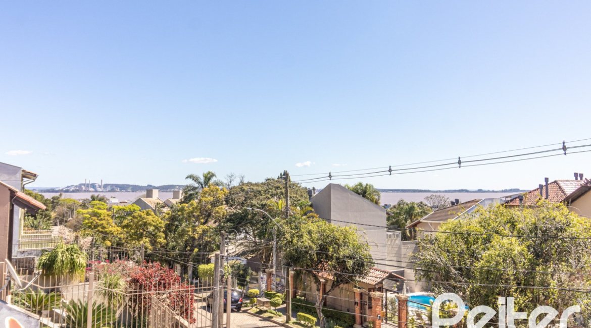 Casa à venda com 240m², 3 dormitórios, 1 suíte, 4 vagas, no bairro Vila Conceição em Porto Alegre