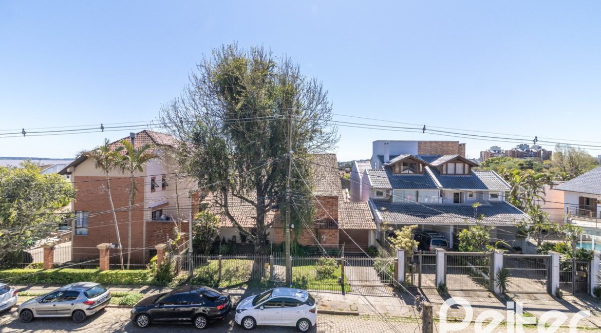 Casa à venda com 240m², 3 dormitórios, 1 suíte, 4 vagas, no bairro Vila Conceição em Porto Alegre