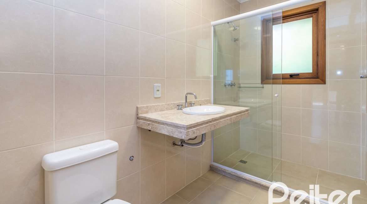 Casa à venda com 240m², 3 dormitórios, 1 suíte, 4 vagas, no bairro Vila Conceição em Porto Alegre