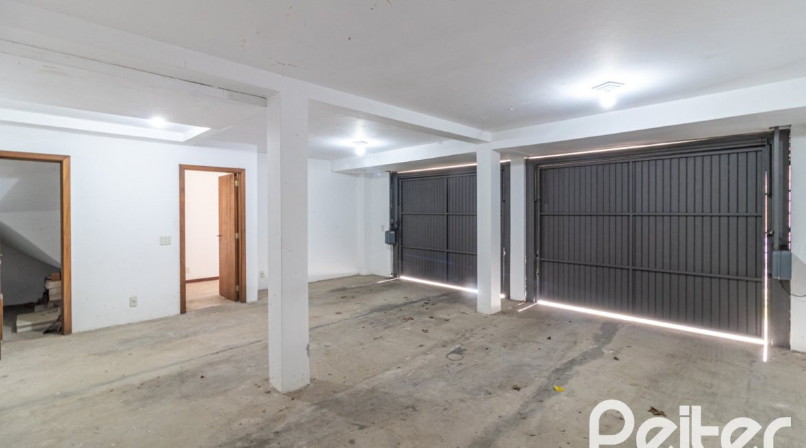 Casa à venda com 240m², 3 dormitórios, 1 suíte, 4 vagas, no bairro Vila Conceição em Porto Alegre