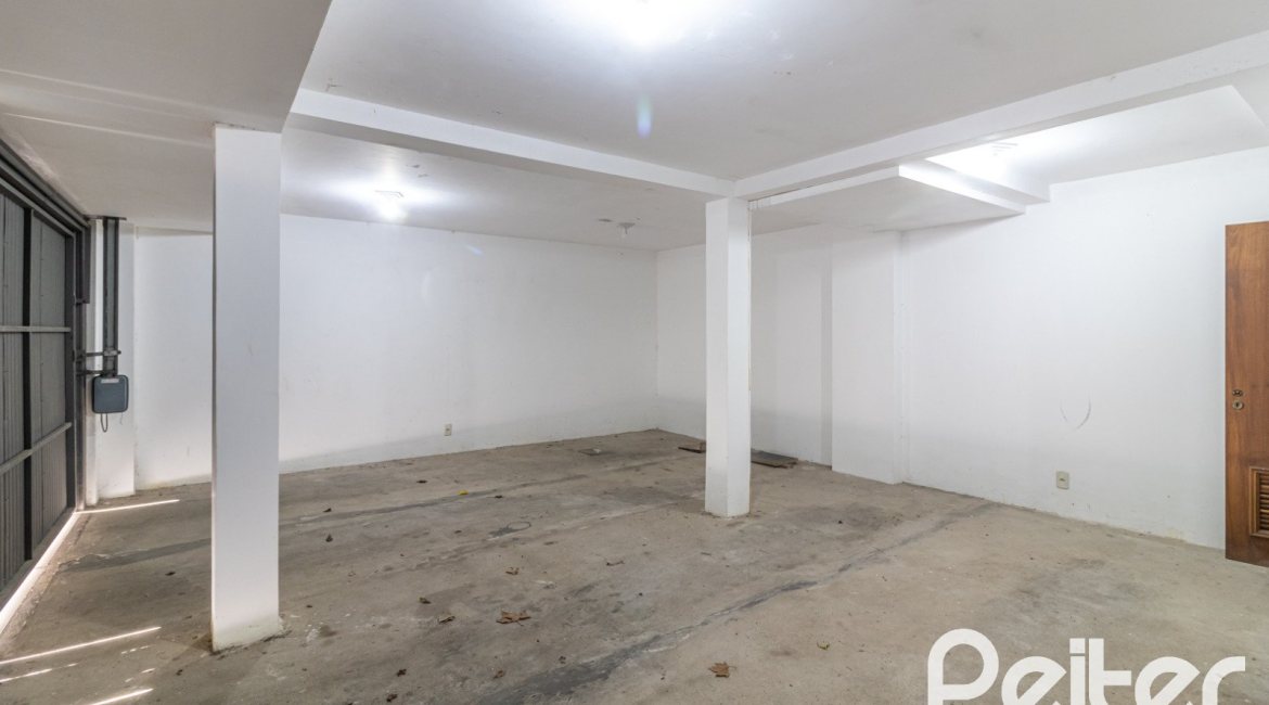 Casa à venda com 240m², 3 dormitórios, 1 suíte, 4 vagas, no bairro Vila Conceição em Porto Alegre