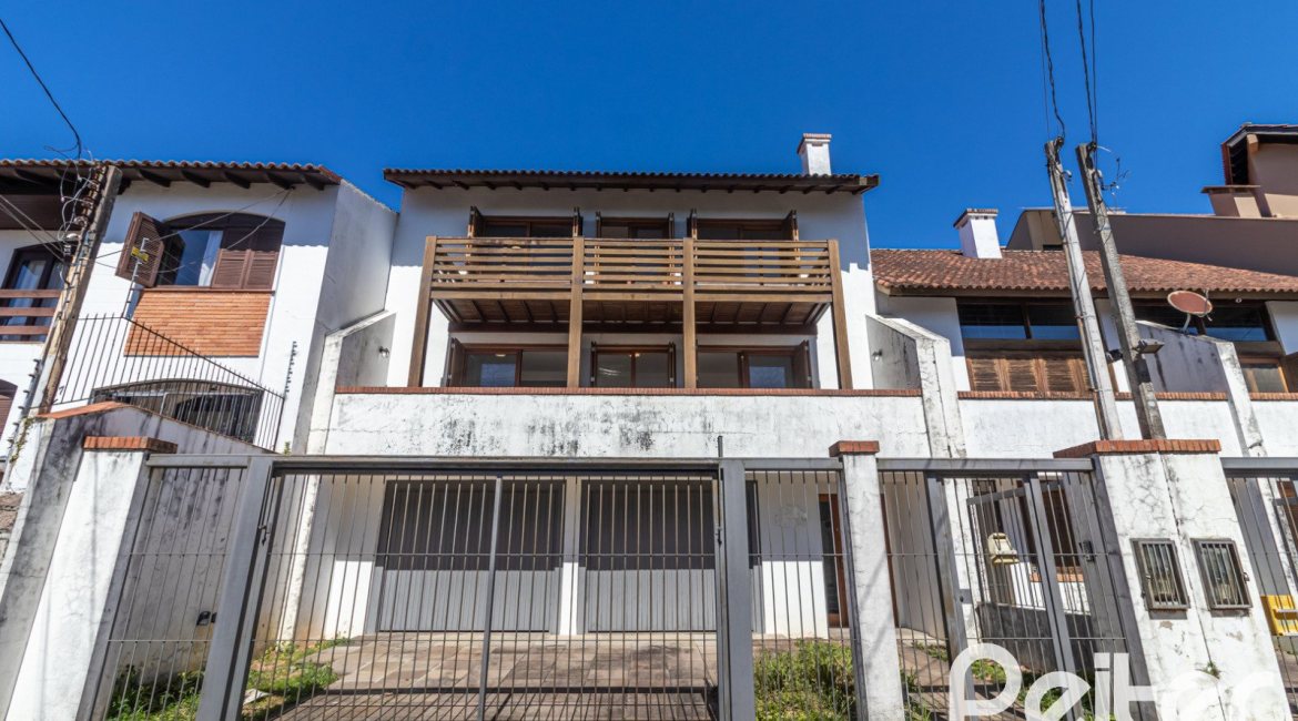 Casa à venda com 240m², 3 dormitórios, 1 suíte, 4 vagas, no bairro Vila Conceição em Porto Alegre