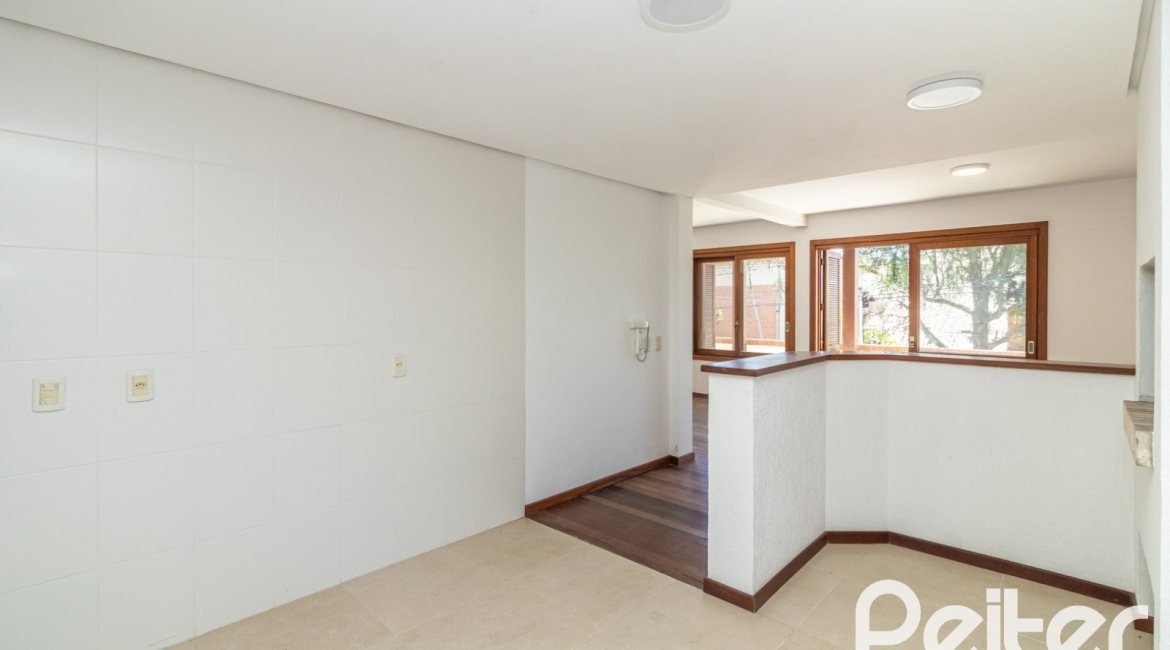 Casa à venda com 240m², 3 dormitórios, 1 suíte, 4 vagas, no bairro Vila Conceição em Porto Alegre