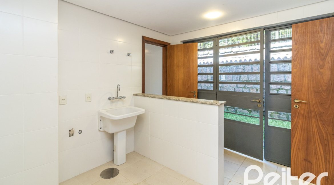 Casa à venda com 240m², 3 dormitórios, 1 suíte, 4 vagas, no bairro Vila Conceição em Porto Alegre