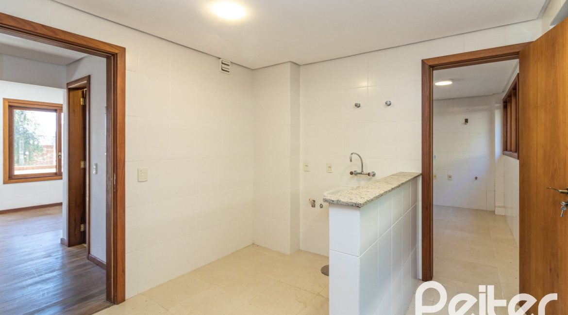 Casa à venda com 240m², 3 dormitórios, 1 suíte, 4 vagas, no bairro Vila Conceição em Porto Alegre