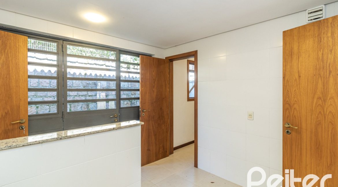 Casa à venda com 240m², 3 dormitórios, 1 suíte, 4 vagas, no bairro Vila Conceição em Porto Alegre