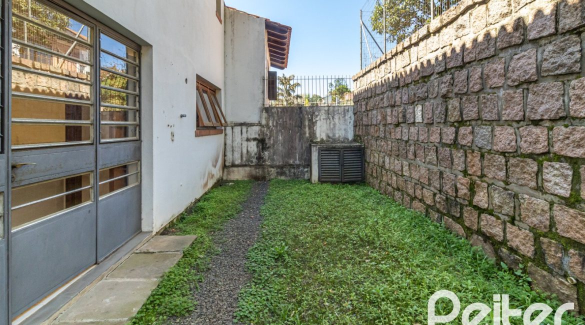 Casa à venda com 240m², 3 dormitórios, 1 suíte, 4 vagas, no bairro Vila Conceição em Porto Alegre