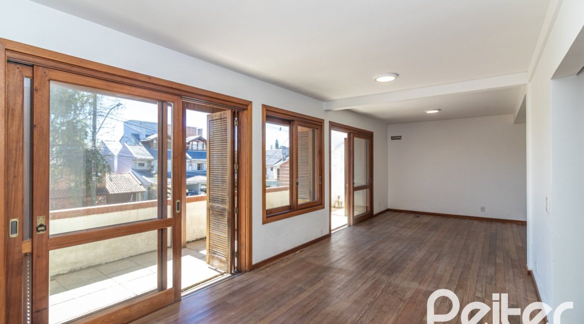 Casa à venda com 240m², 3 dormitórios, 1 suíte, 4 vagas, no bairro Vila Conceição em Porto Alegre