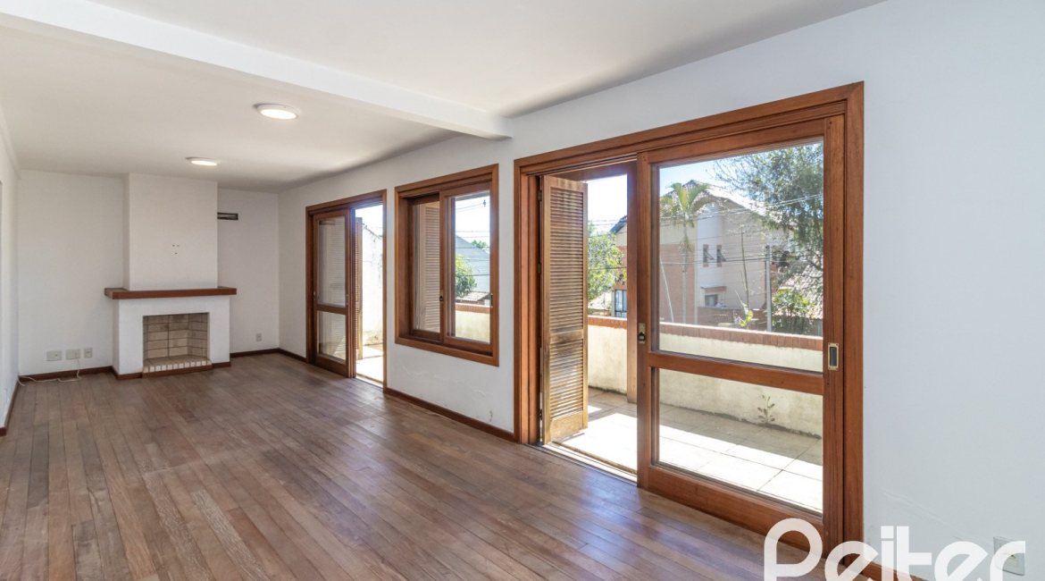 Casa à venda com 240m², 3 dormitórios, 1 suíte, 4 vagas, no bairro Vila Conceição em Porto Alegre