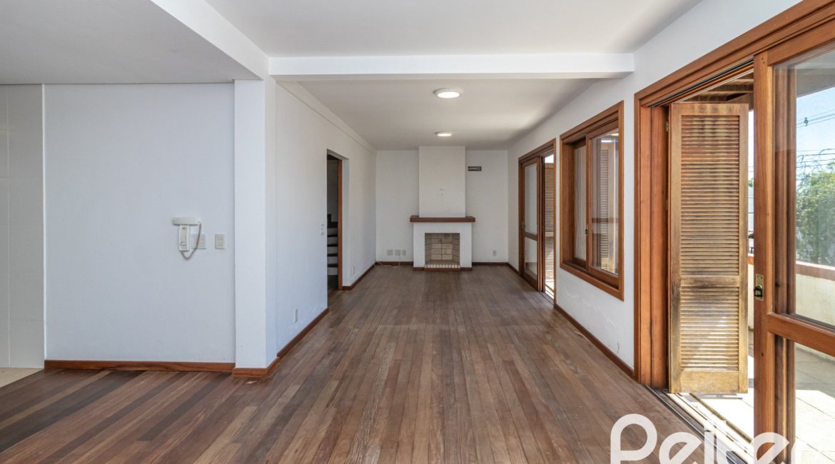 Casa à venda com 240m², 3 dormitórios, 1 suíte, 4 vagas, no bairro Vila Conceição em Porto Alegre