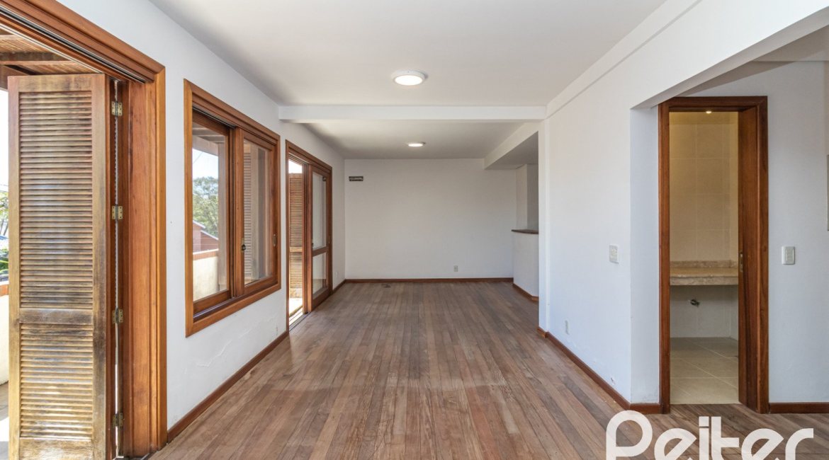 Casa à venda com 240m², 3 dormitórios, 1 suíte, 4 vagas, no bairro Vila Conceição em Porto Alegre