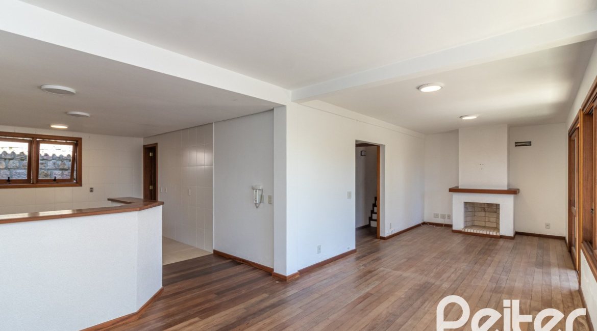 Casa à venda com 240m², 3 dormitórios, 1 suíte, 4 vagas, no bairro Vila Conceição em Porto Alegre