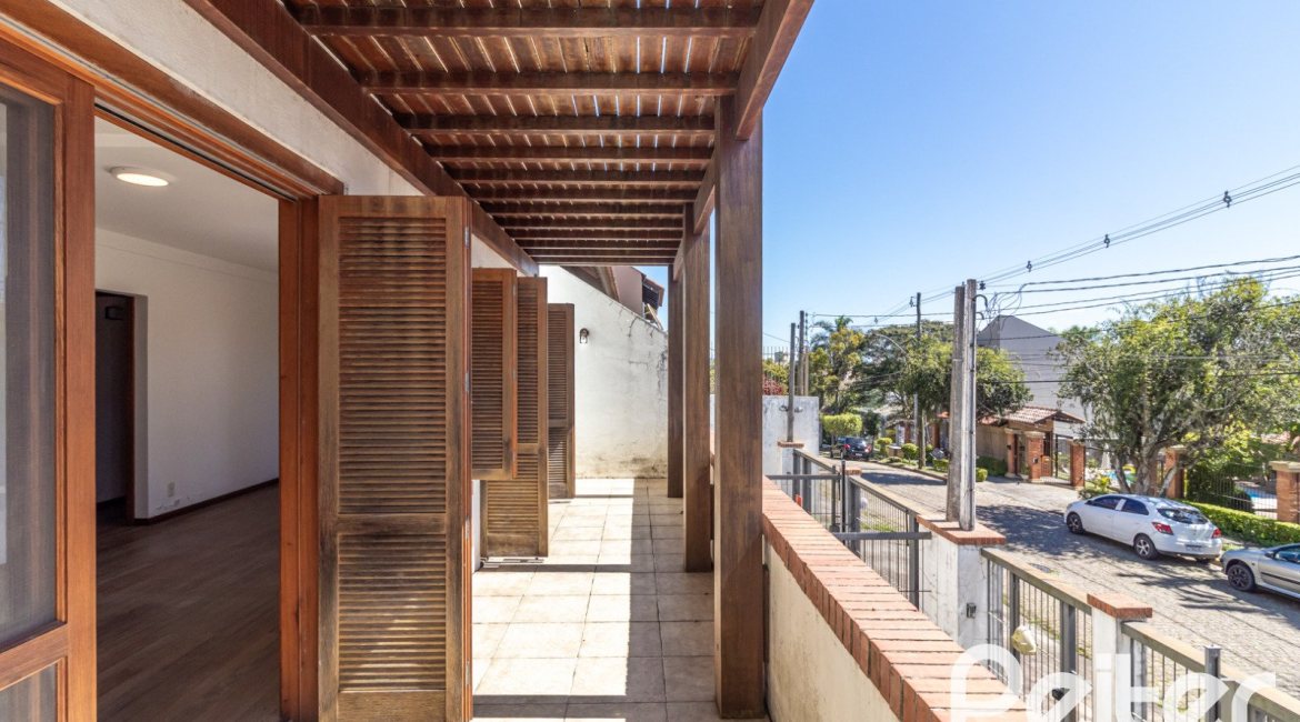 Casa à venda com 240m², 3 dormitórios, 1 suíte, 4 vagas, no bairro Vila Conceição em Porto Alegre