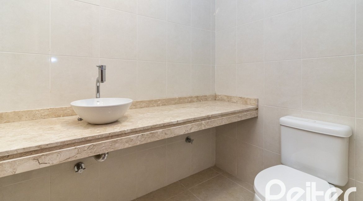 Casa à venda com 240m², 3 dormitórios, 1 suíte, 4 vagas, no bairro Vila Conceição em Porto Alegre