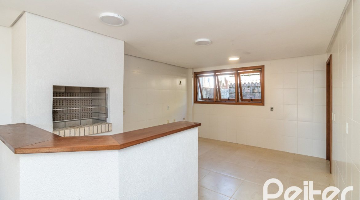 Casa à venda com 240m², 3 dormitórios, 1 suíte, 4 vagas, no bairro Vila Conceição em Porto Alegre