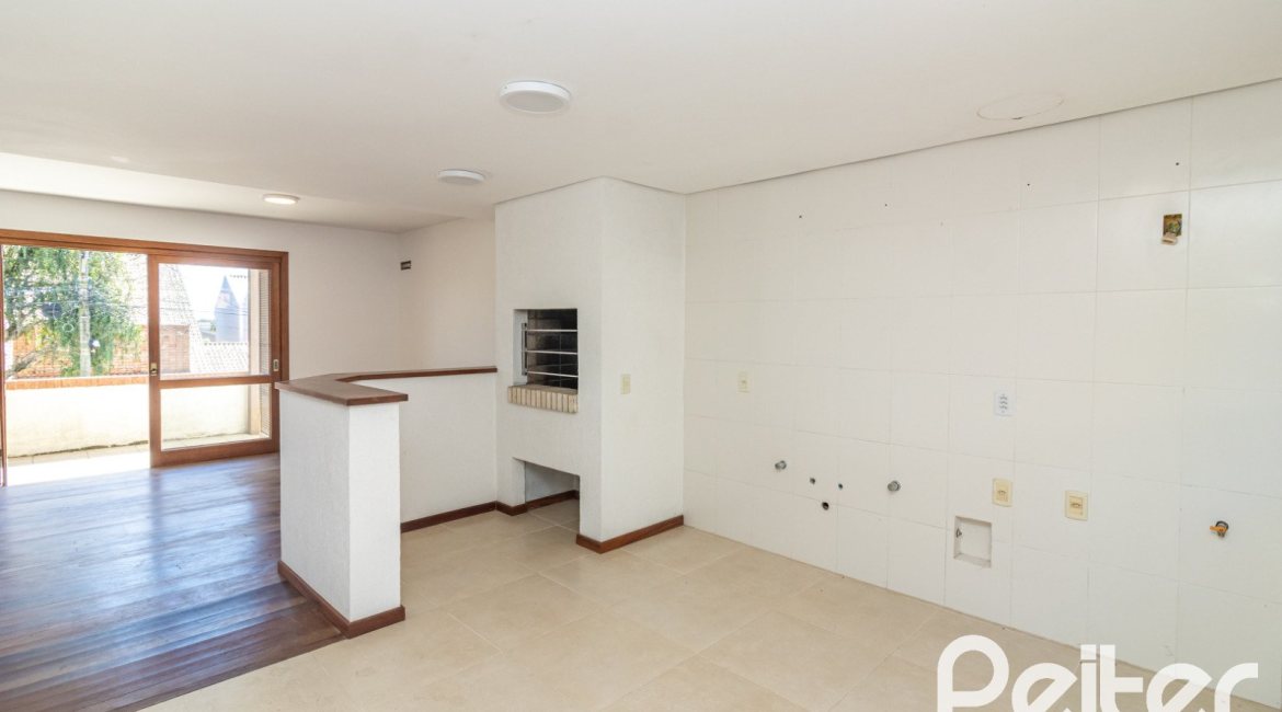 Casa à venda com 240m², 3 dormitórios, 1 suíte, 4 vagas, no bairro Vila Conceição em Porto Alegre