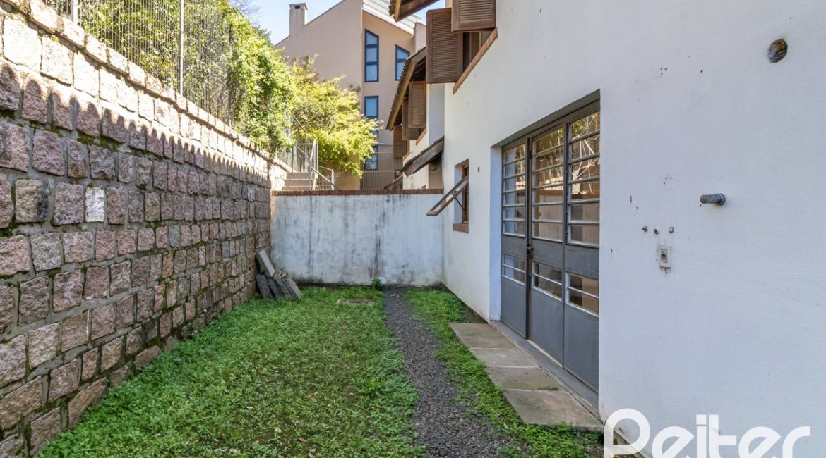 Casa à venda com 240m², 3 dormitórios, 1 suíte, 4 vagas, no bairro Vila Conceição em Porto Alegre