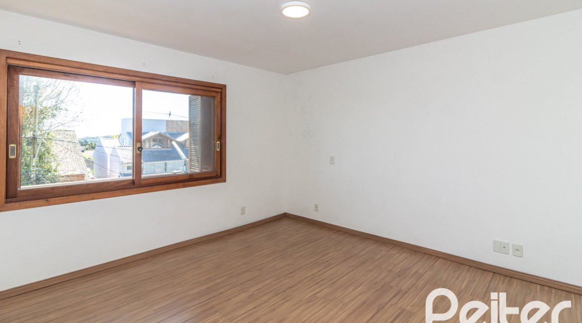 Casa à venda com 240m², 3 dormitórios, 1 suíte, 4 vagas, no bairro Vila Conceição em Porto Alegre