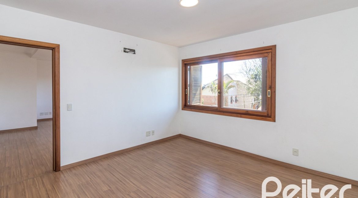 Casa à venda com 240m², 3 dormitórios, 1 suíte, 4 vagas, no bairro Vila Conceição em Porto Alegre