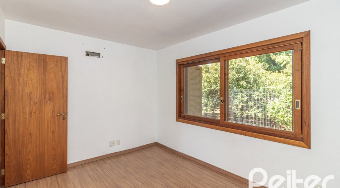 Casa à venda com 240m², 3 dormitórios, 1 suíte, 4 vagas, no bairro Vila Conceição em Porto Alegre