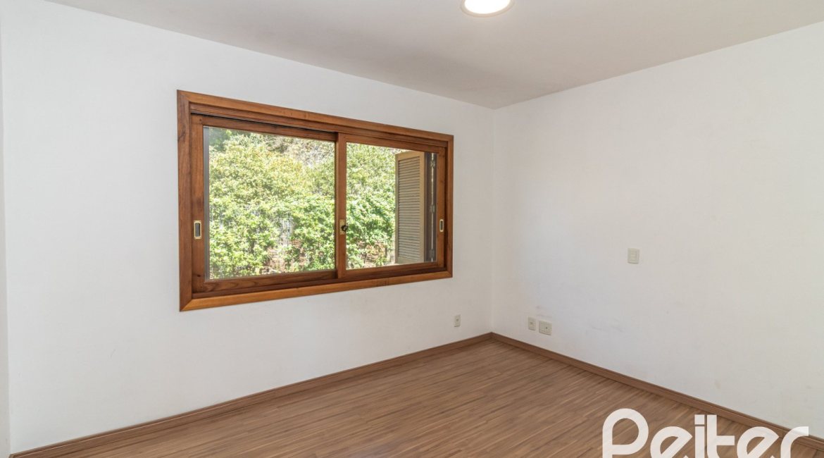 Casa à venda com 240m², 3 dormitórios, 1 suíte, 4 vagas, no bairro Vila Conceição em Porto Alegre