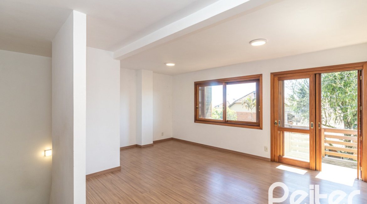 Casa à venda com 240m², 3 dormitórios, 1 suíte, 4 vagas, no bairro Vila Conceição em Porto Alegre