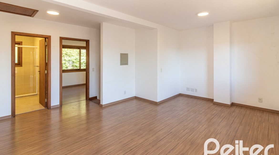Casa à venda com 240m², 3 dormitórios, 1 suíte, 4 vagas, no bairro Vila Conceição em Porto Alegre
