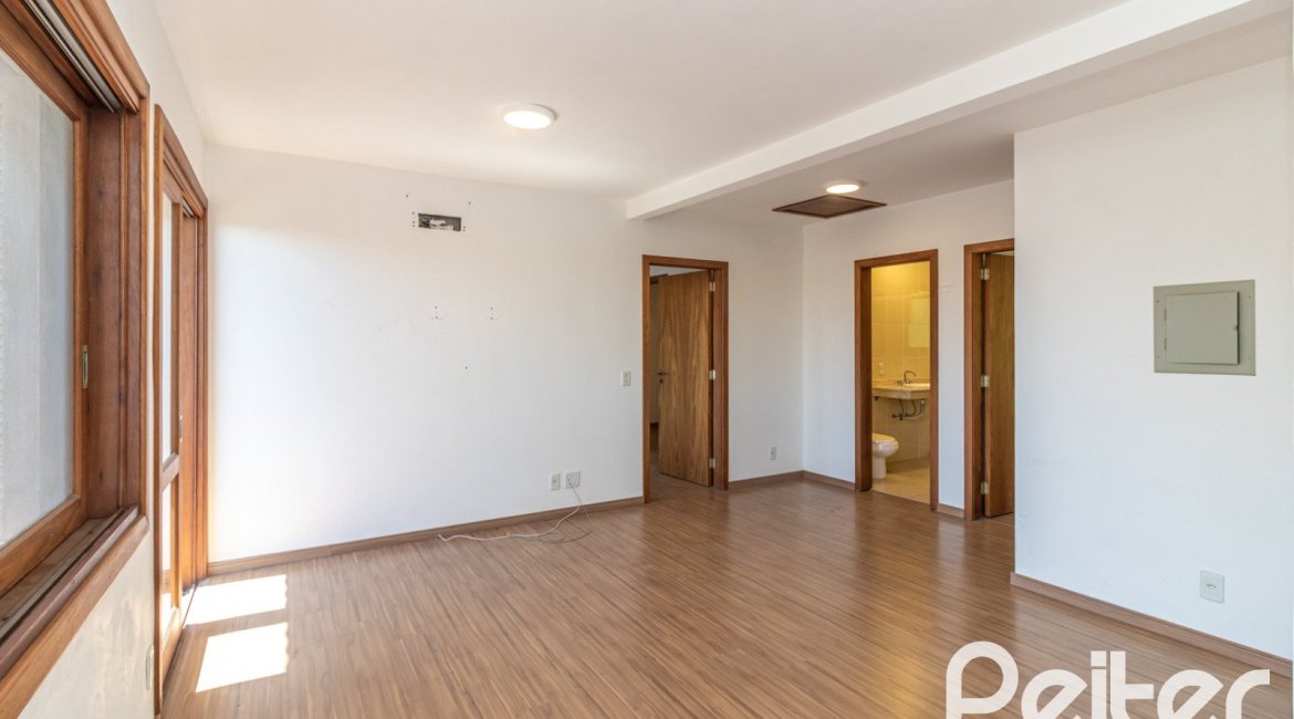 Casa à venda com 240m², 3 dormitórios, 1 suíte, 4 vagas, no bairro Vila Conceição em Porto Alegre
