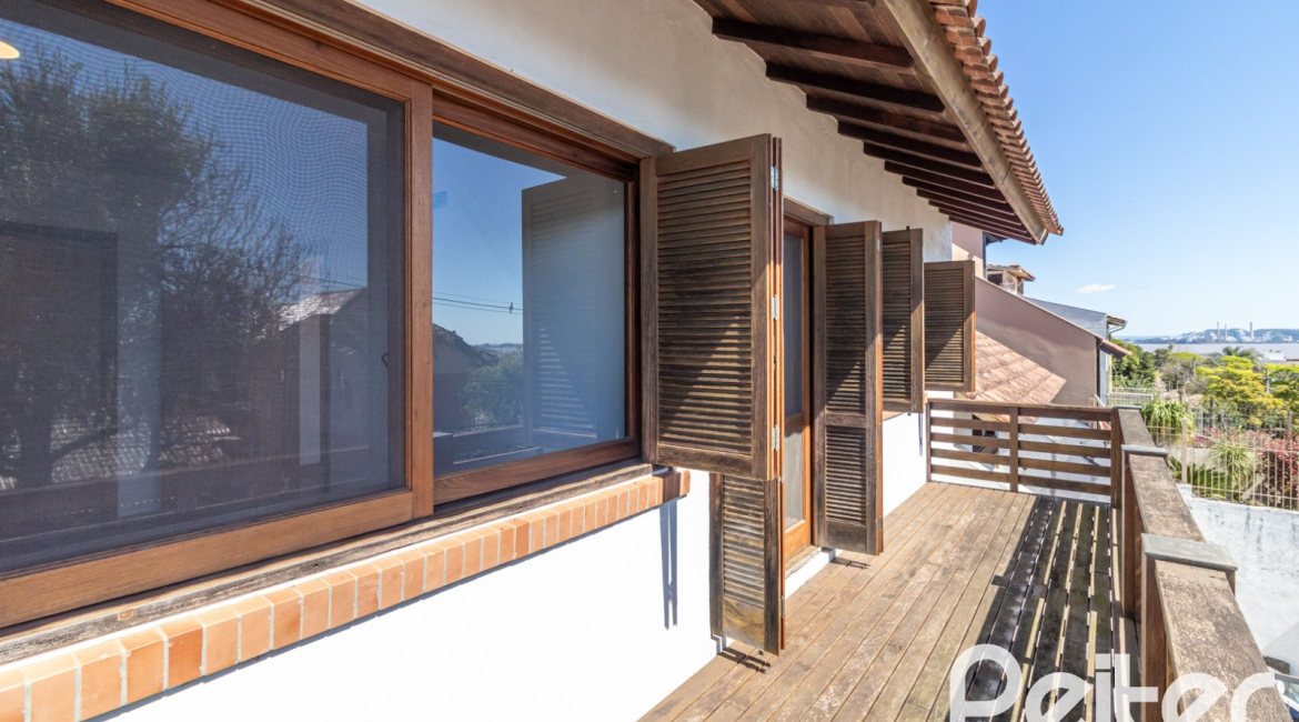 Casa à venda com 240m², 3 dormitórios, 1 suíte, 4 vagas, no bairro Vila Conceição em Porto Alegre