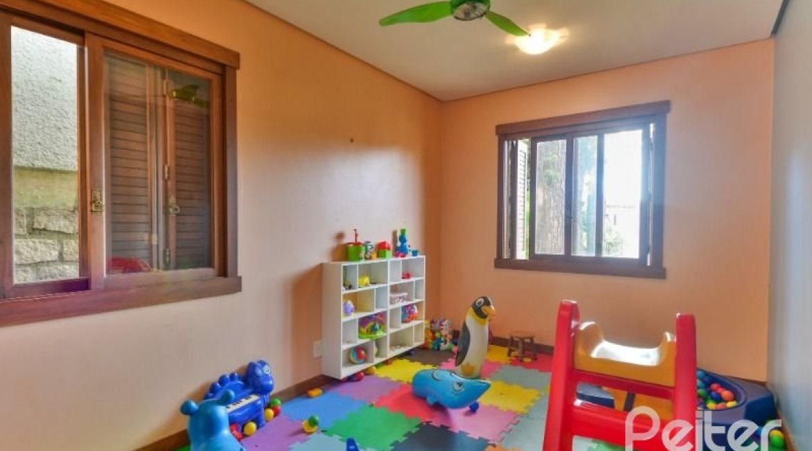 Casa em Condomínio à venda com 500m², 4 dormitórios, 4 suítes, 3 vagas, no bairro Vila Assunção em Porto Alegre