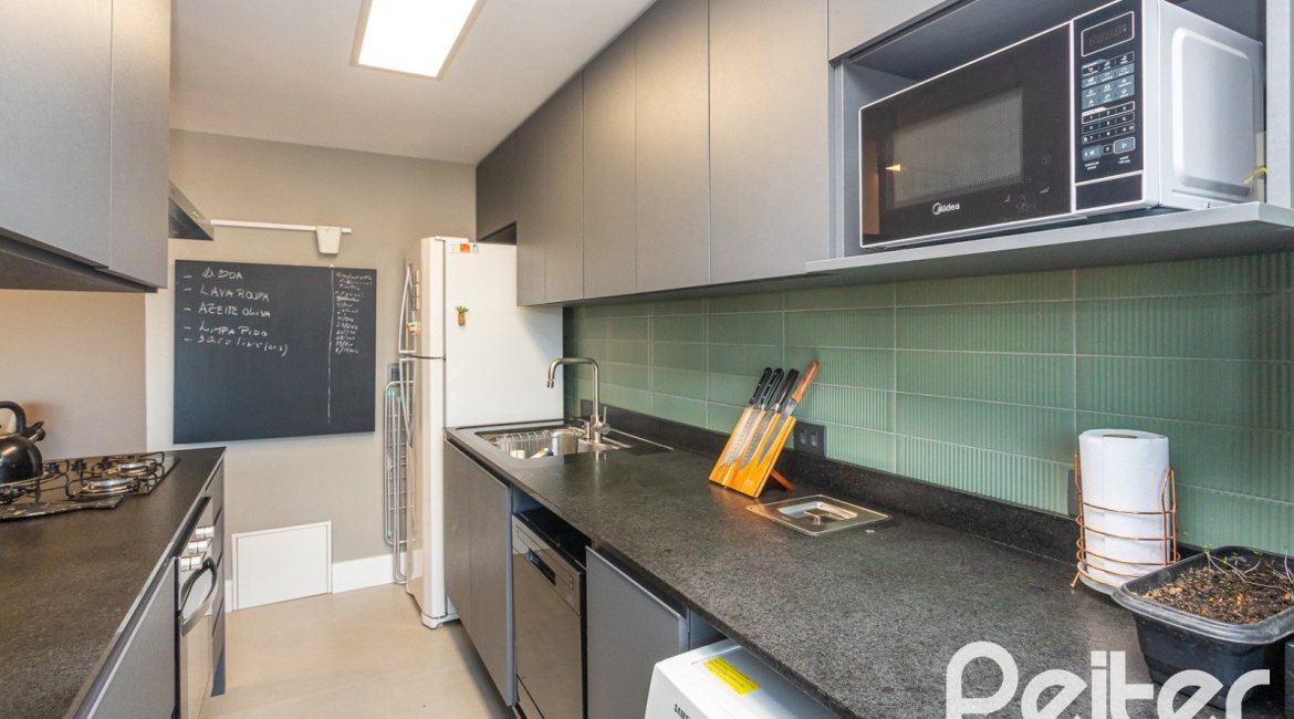 Apartamento à venda com 100m², 3 dormitórios, 1 suíte, 2 vagas, no bairro Cristal em Porto Alegre