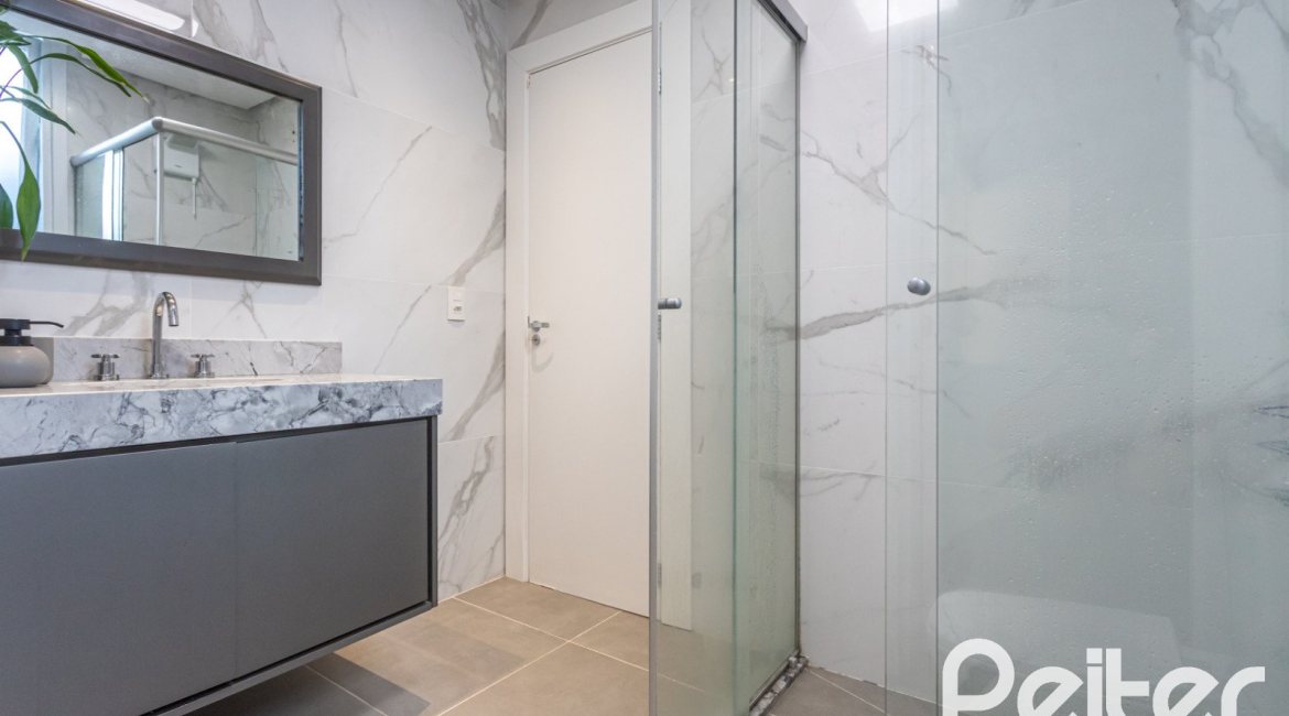 Casa à venda com 170m², 3 dormitórios, 4 vagas, no bairro Tristeza em Porto Alegre