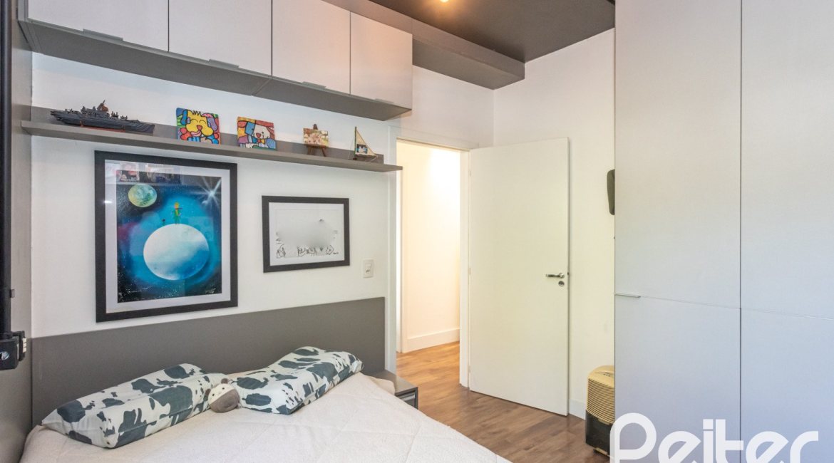 Casa à venda com 170m², 3 dormitórios, 4 vagas, no bairro Tristeza em Porto Alegre