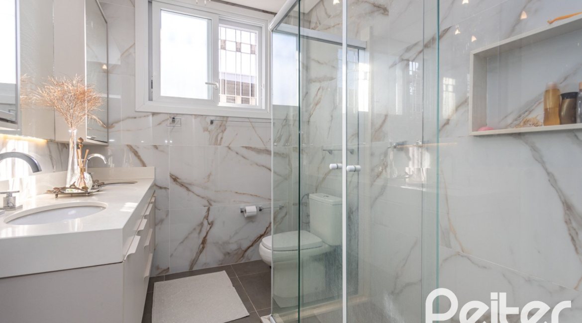 Casa à venda com 170m², 3 dormitórios, 4 vagas, no bairro Tristeza em Porto Alegre