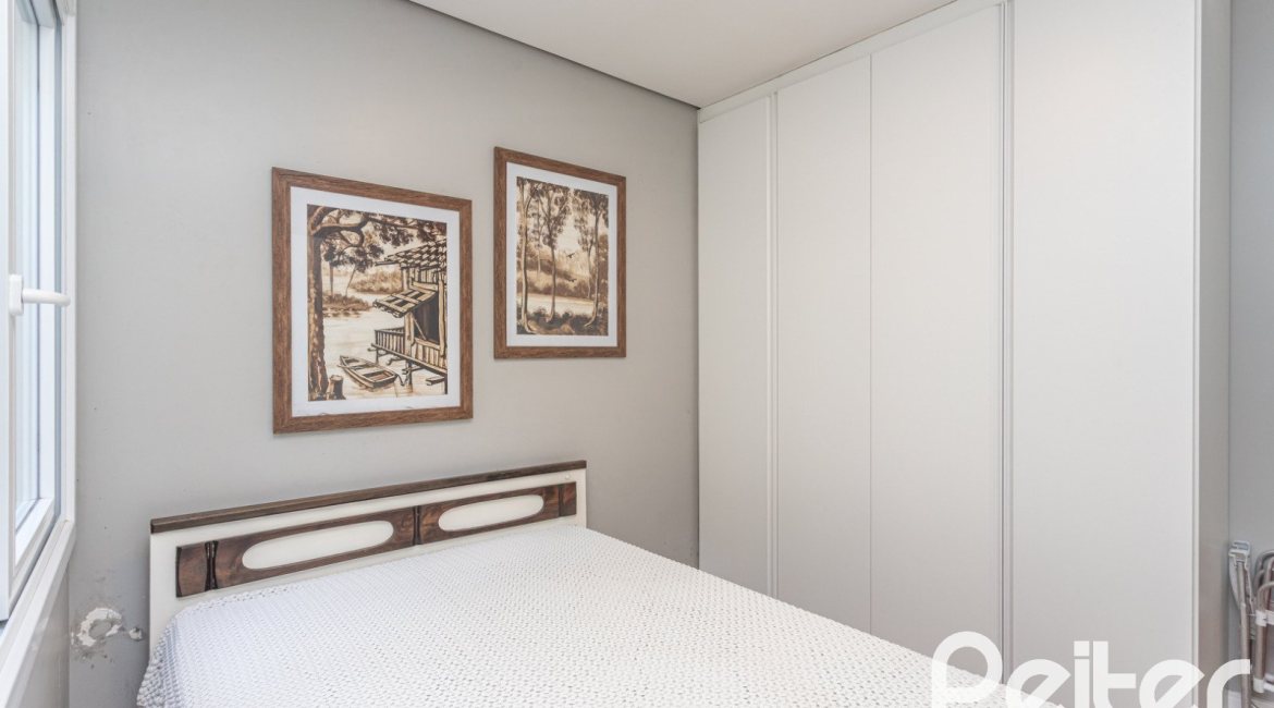 Casa à venda com 170m², 3 dormitórios, 4 vagas, no bairro Tristeza em Porto Alegre