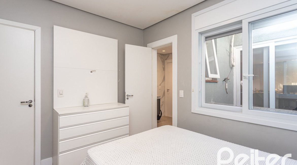 Casa à venda com 170m², 3 dormitórios, 4 vagas, no bairro Tristeza em Porto Alegre