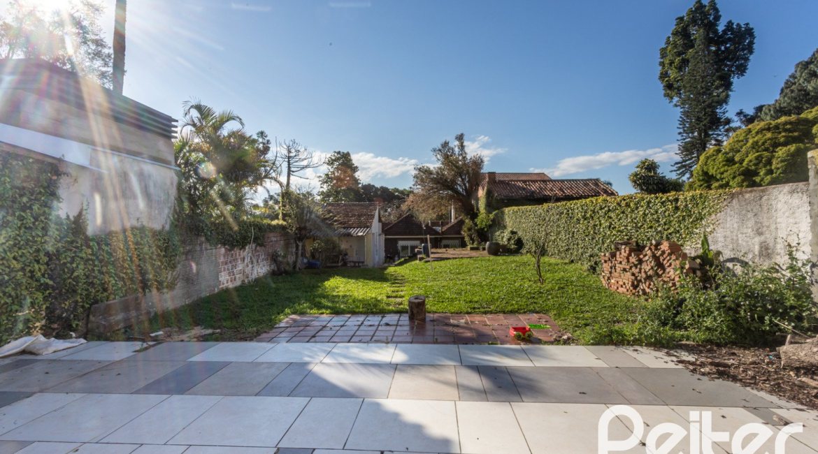 Casa à venda com 170m², 3 dormitórios, 4 vagas, no bairro Tristeza em Porto Alegre