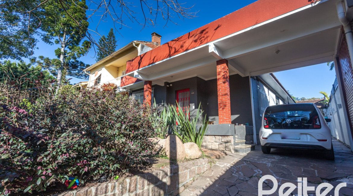 Casa à venda com 170m², 3 dormitórios, 4 vagas, no bairro Tristeza em Porto Alegre