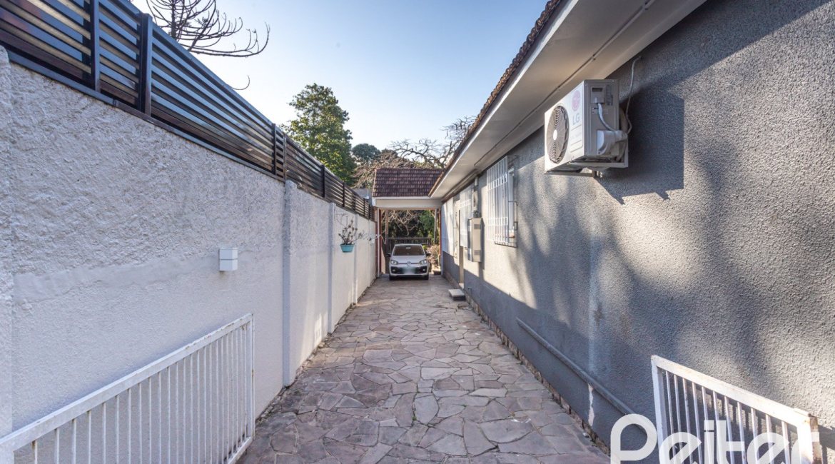 Casa à venda com 170m², 3 dormitórios, 4 vagas, no bairro Tristeza em Porto Alegre