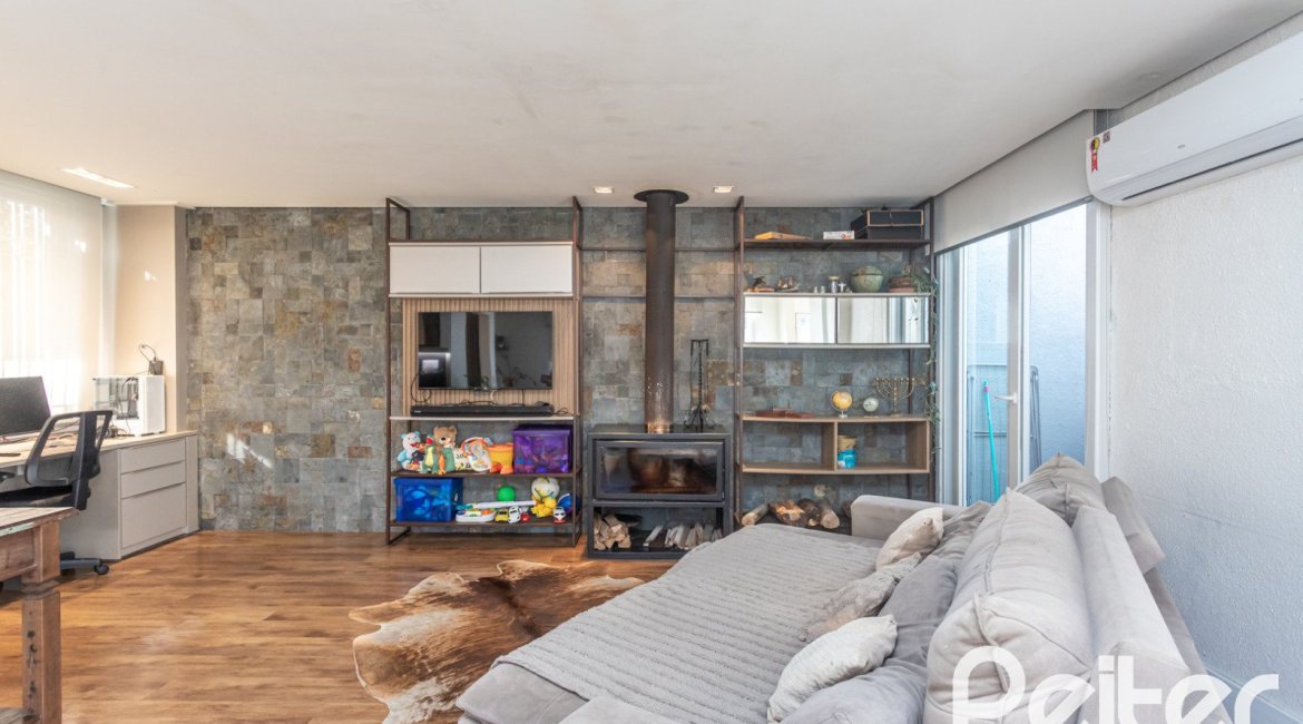 Casa à venda com 170m², 3 dormitórios, 4 vagas, no bairro Tristeza em Porto Alegre