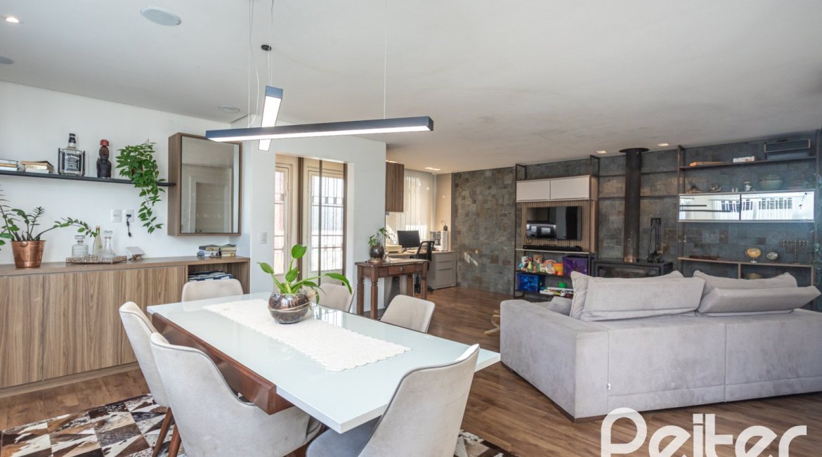 Casa à venda com 170m², 3 dormitórios, 4 vagas, no bairro Tristeza em Porto Alegre